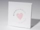 Witte trouwkaart met trendy stempel en roze hartje
