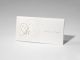 Hippe langwerpige trouwkaart van helder wit karton met hartjes motief