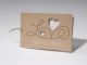 Hippe trouwkaart van bruin eco papier met uitgestanste hartjes, touwtje en roze inlegvel.