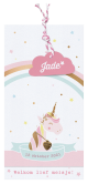 Vrolijk geboortekaartje voor een meisje met regenboog en eenhoorn met goudaccenten, bedeltje en lief wolkje.