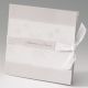 Vierkante trouwkaart van luxe metallic papier met witte foliedruk