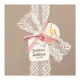 Vintage trouwkaart met bloemen, roze strikje en kanten wikkelband