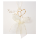 Klassieke trouwkaart met harten in stijlvol goudfolie en glanzend satijnen lint
