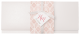Chique trouwkaart in de vorm van een clutch met label aan een luxe wit lintje