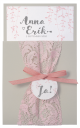 Charmante trouwkaart met een parelgrijs jasje, omwikkeld met klassiek roze kant en strikje